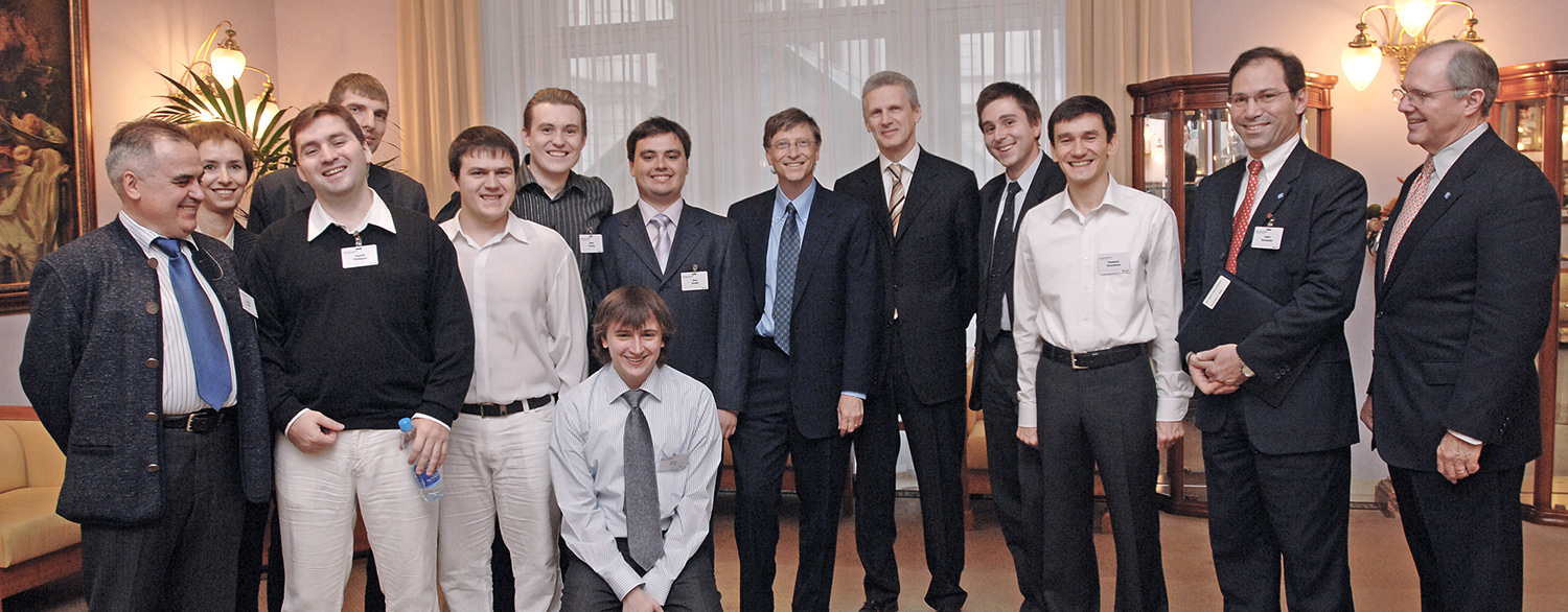 Current Tip Team, the Gravitonus team in the past posing for the photo with Bill gates, Craig Mundie and others.